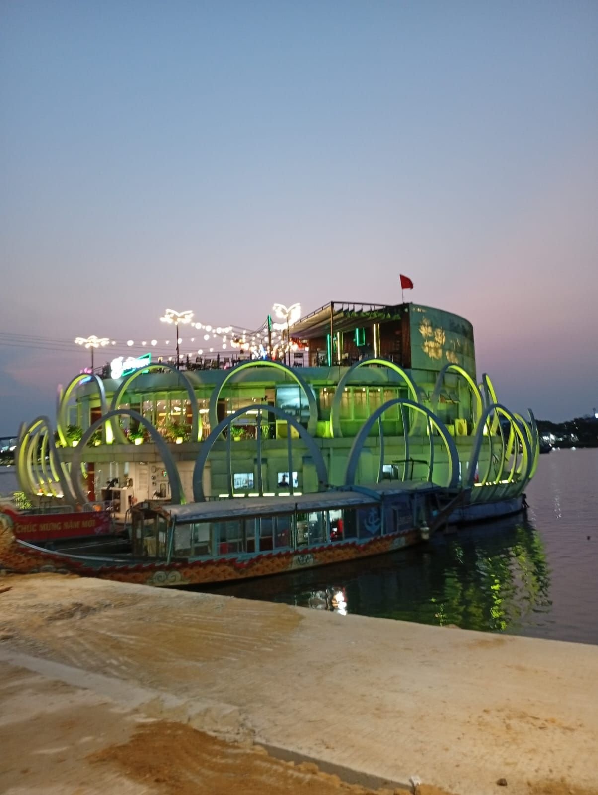 Restaurant flottant Song Huong à Hué, au Vietnam, photo gratuite