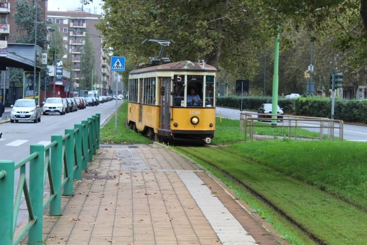 Tramway électrique, transport commun, en déplacement dans la ville de Milan Lombardie en Italie photo gratuite