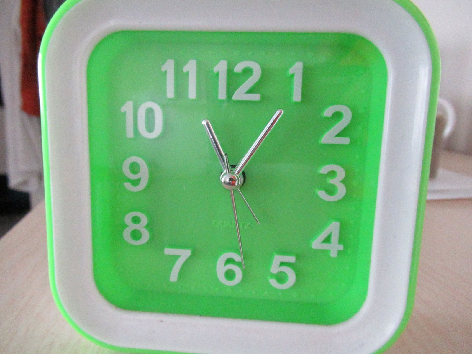 Horloge numérique plastique en forme carrée de couleur verte