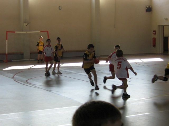 Un match sportif de jeunesse : handball photo gratuite