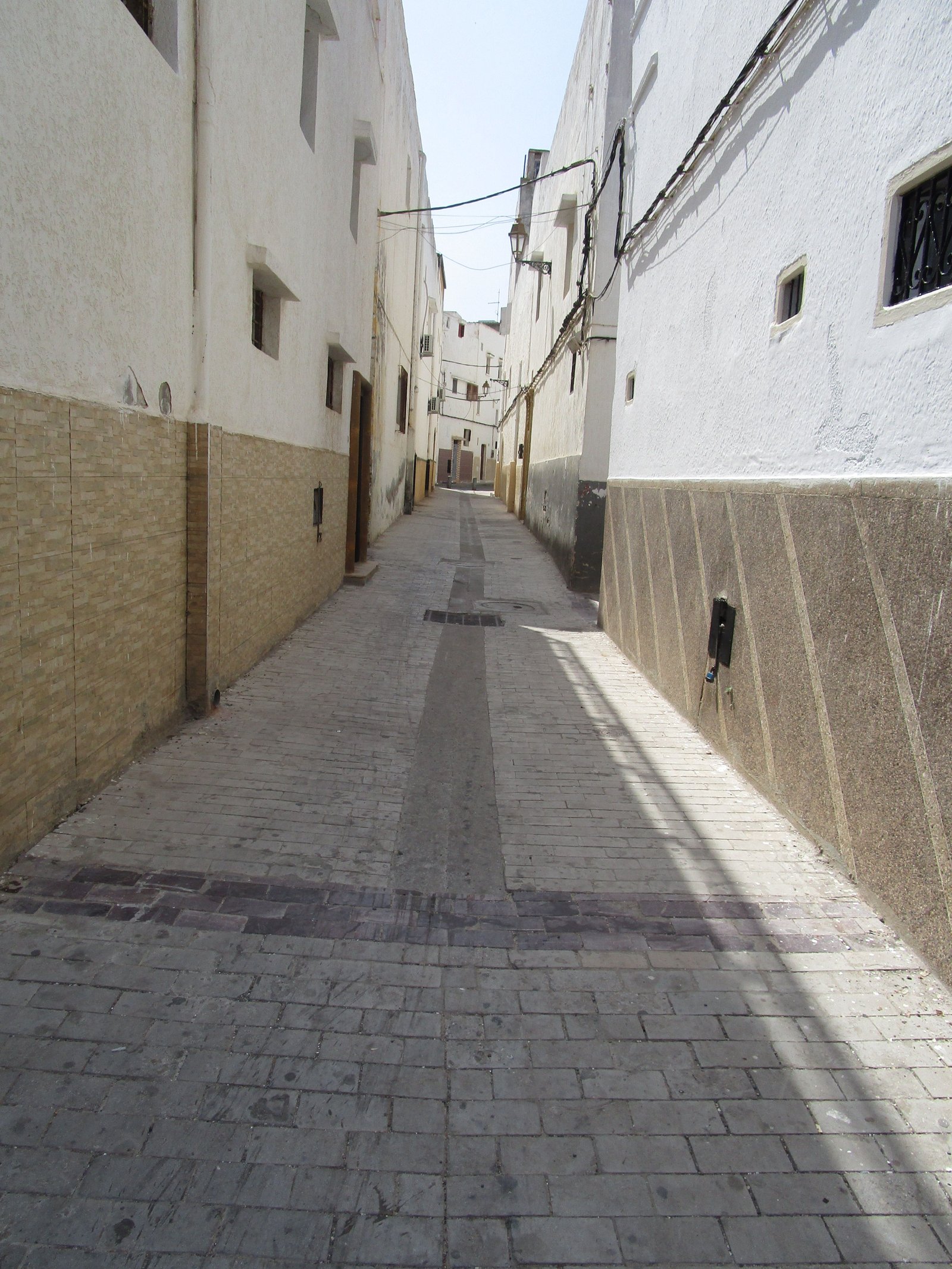 Ruelle étroite caractéristique de la médina de Rabat, au Maroc, photo gratuite