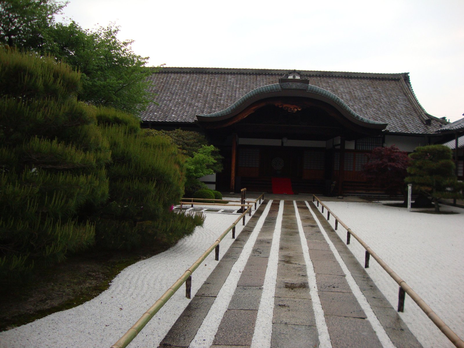 Un chemin d'accès menant à un bâtiment dans le temple Tō-ji au Japon, photo gratuite