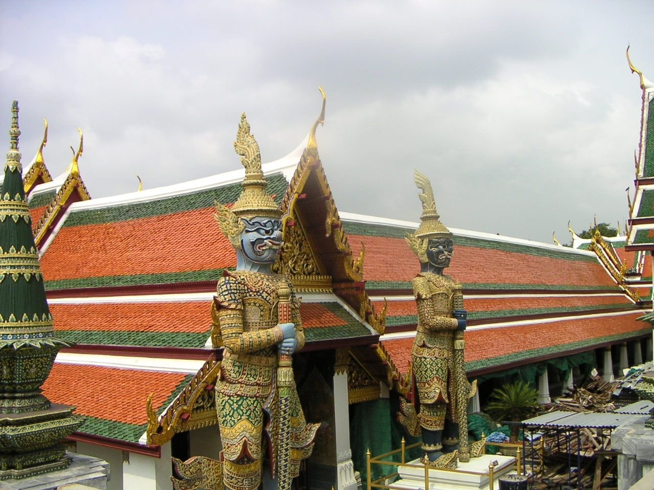 Les géants gardiens du Wat Phra Kaew Photo gratuite