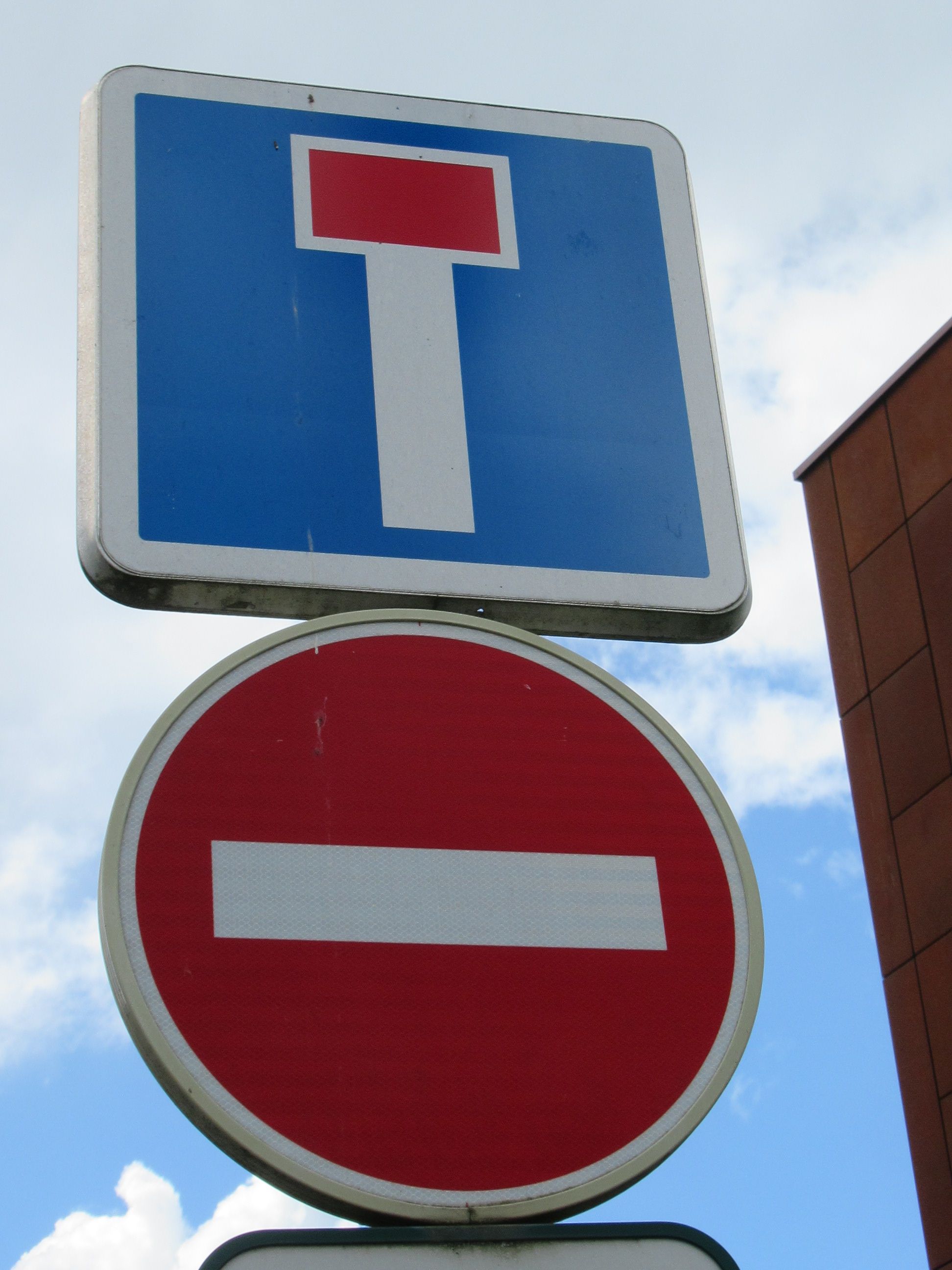 Panneaux de circulation routière rouge et bleu