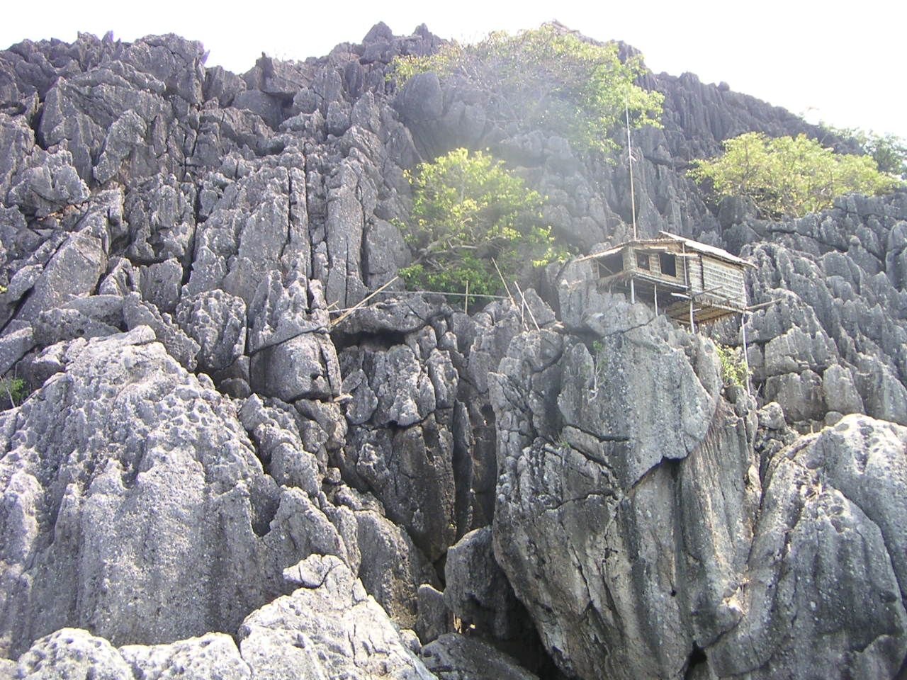 Une cabane construite sur une falaise rocheuse escarpée, photo gratuite