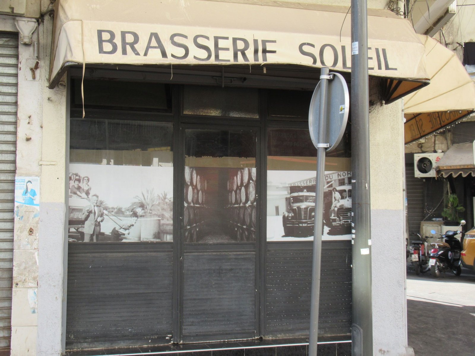 La façade d'une brasserie, la brasserie Soleil, photo gratuite