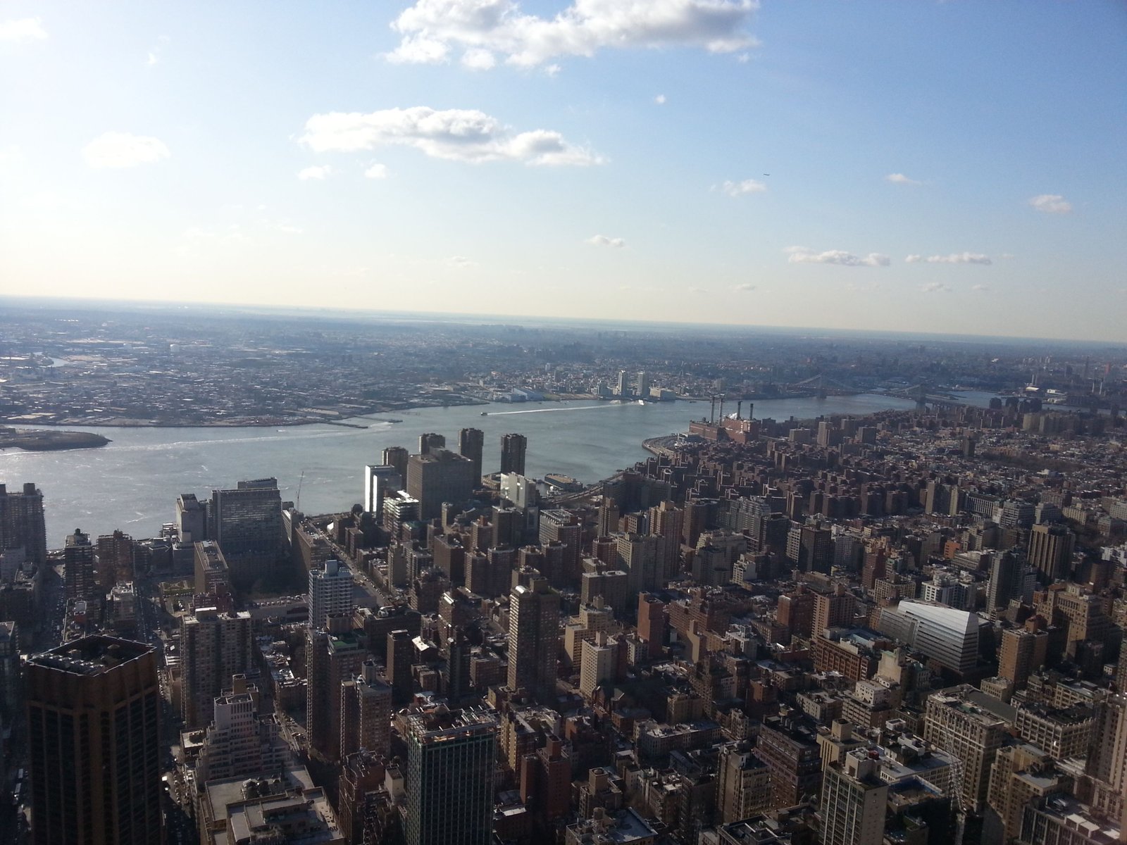 Vue panoramique des immeubles dans la ville de New-York, ciel bleu, gratte-ciel, bâtiment, fleuve Hudson, New-York, États-Unis photo gratuite