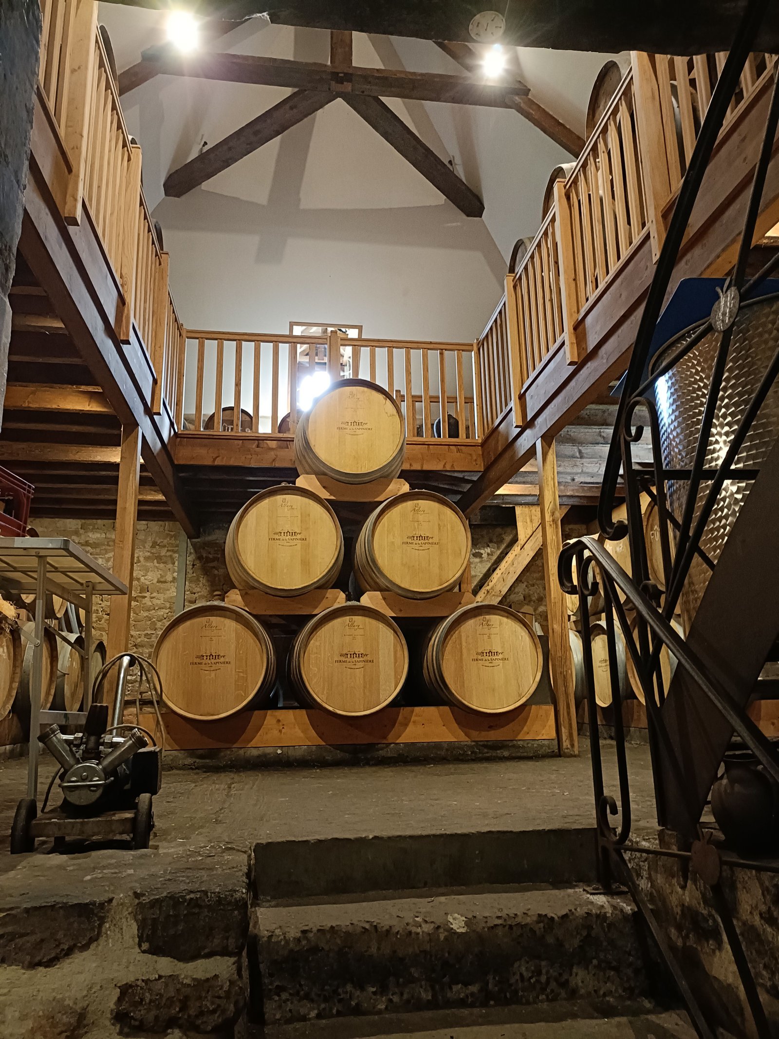 L'intérieur d'une cave à vin, avec des fûts de vin empilés, photo gratuite