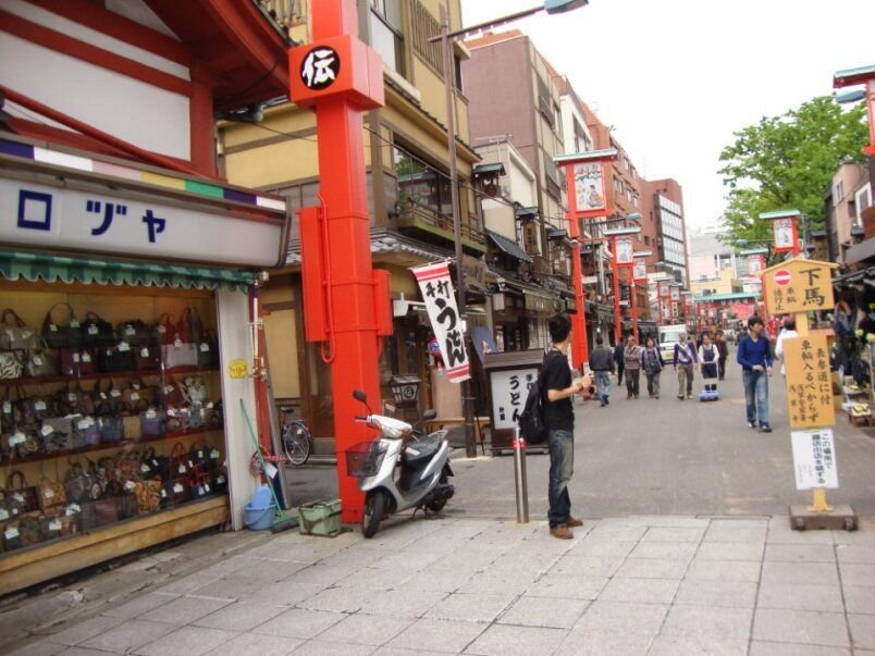 Rue commerçante à Asakusa, Tokyo photo gratuite