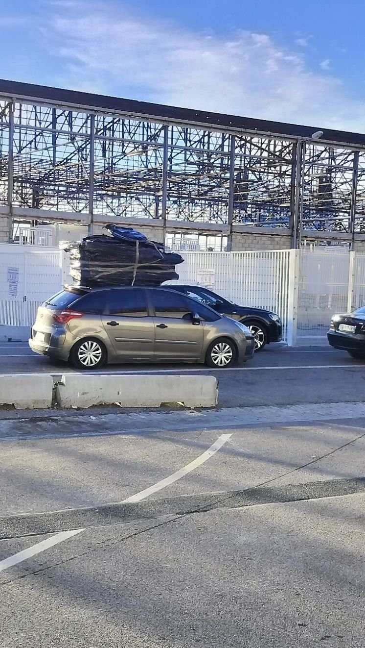 Aperçu d'une voiture transportant une charge sur son toit