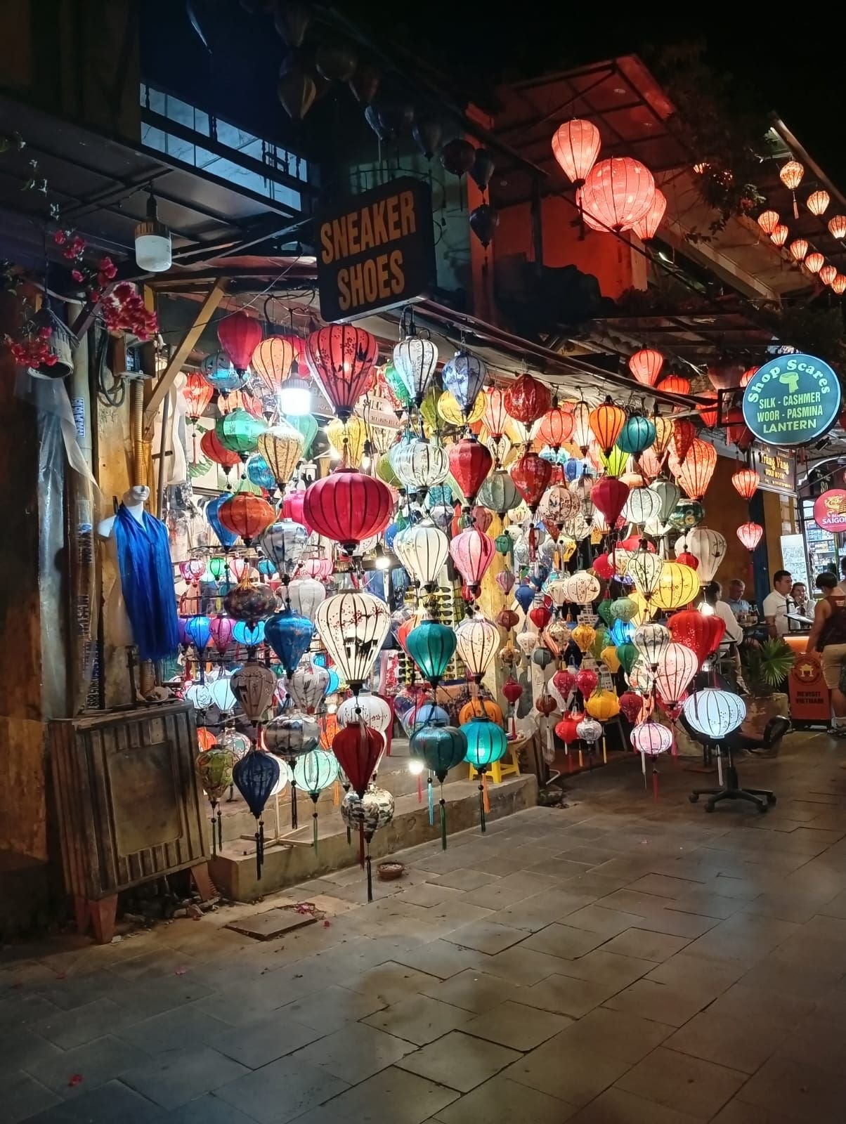 Boutique de lanternes traditionnelles en soie et bambou, Vietnam, photo gratuite
