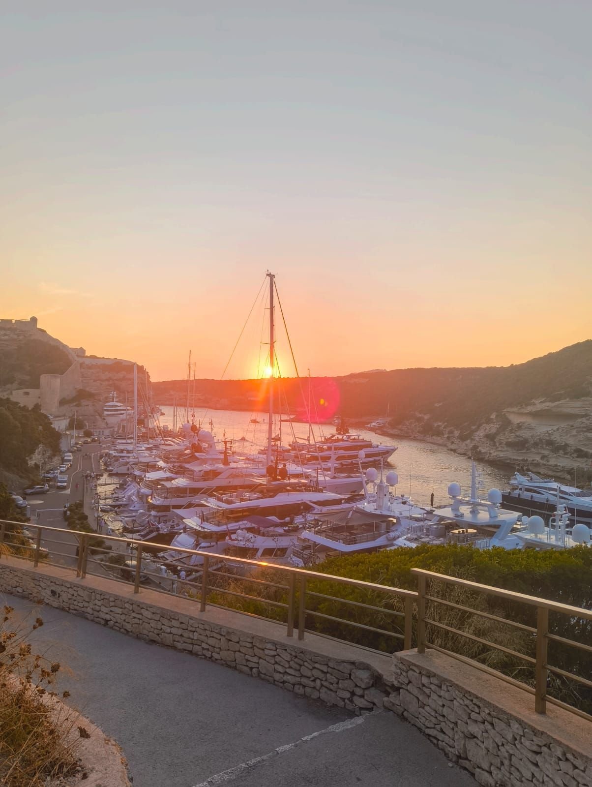 Soleil couchant à l'horizon au port de Bonifacio en Corse, France, photo gratuite