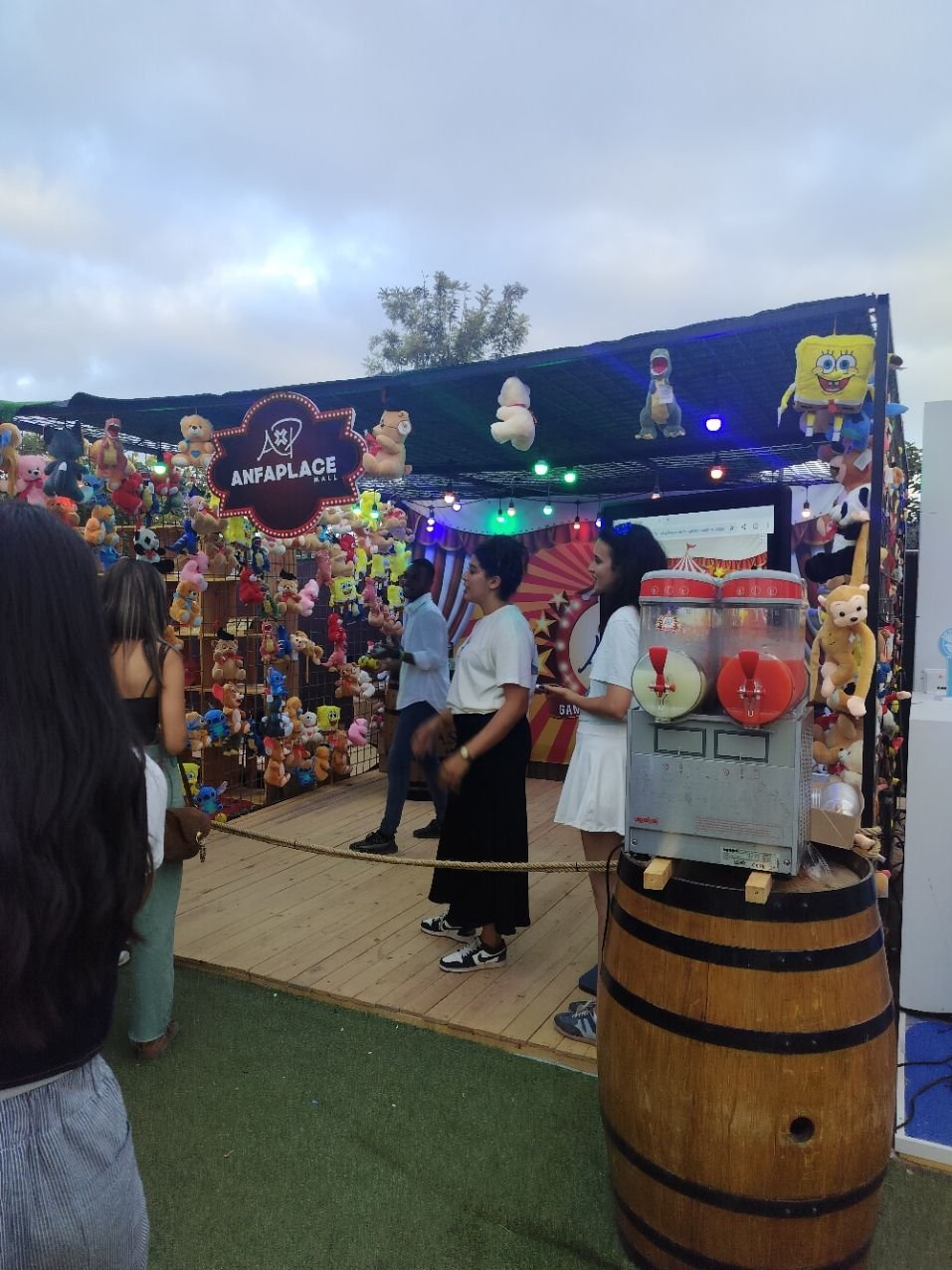 Stand de jeu ou d'une attraction de type fête foraine situé à l'AnfaPlace, au Maroc, photo gratuite