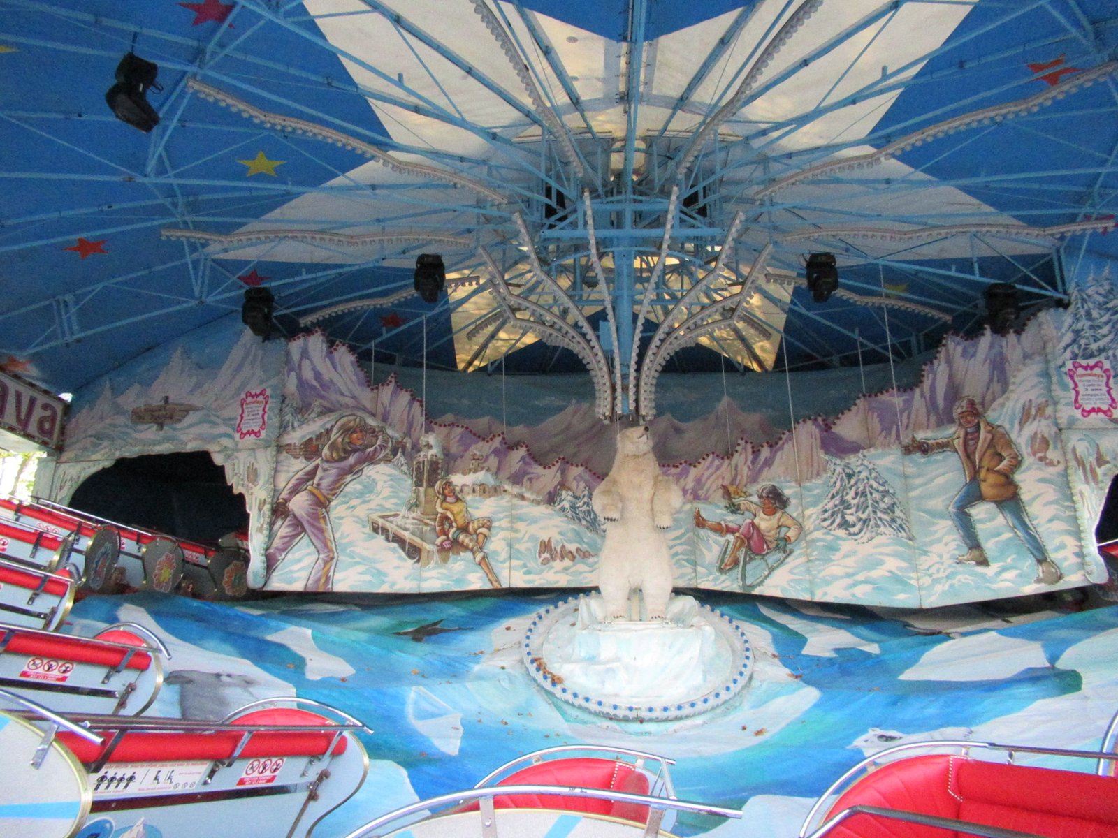 Centre du manège La Chenille Himalaya dans une fête foraine