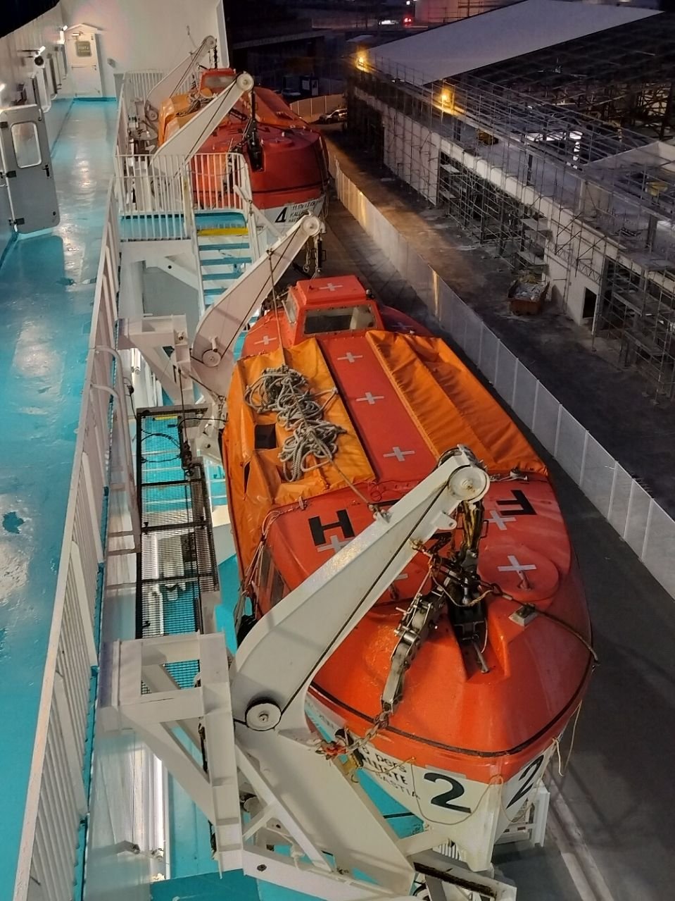 Le canot de sauvetage moderne de sécurité porté par un bateau de croisière au port photo gratuite