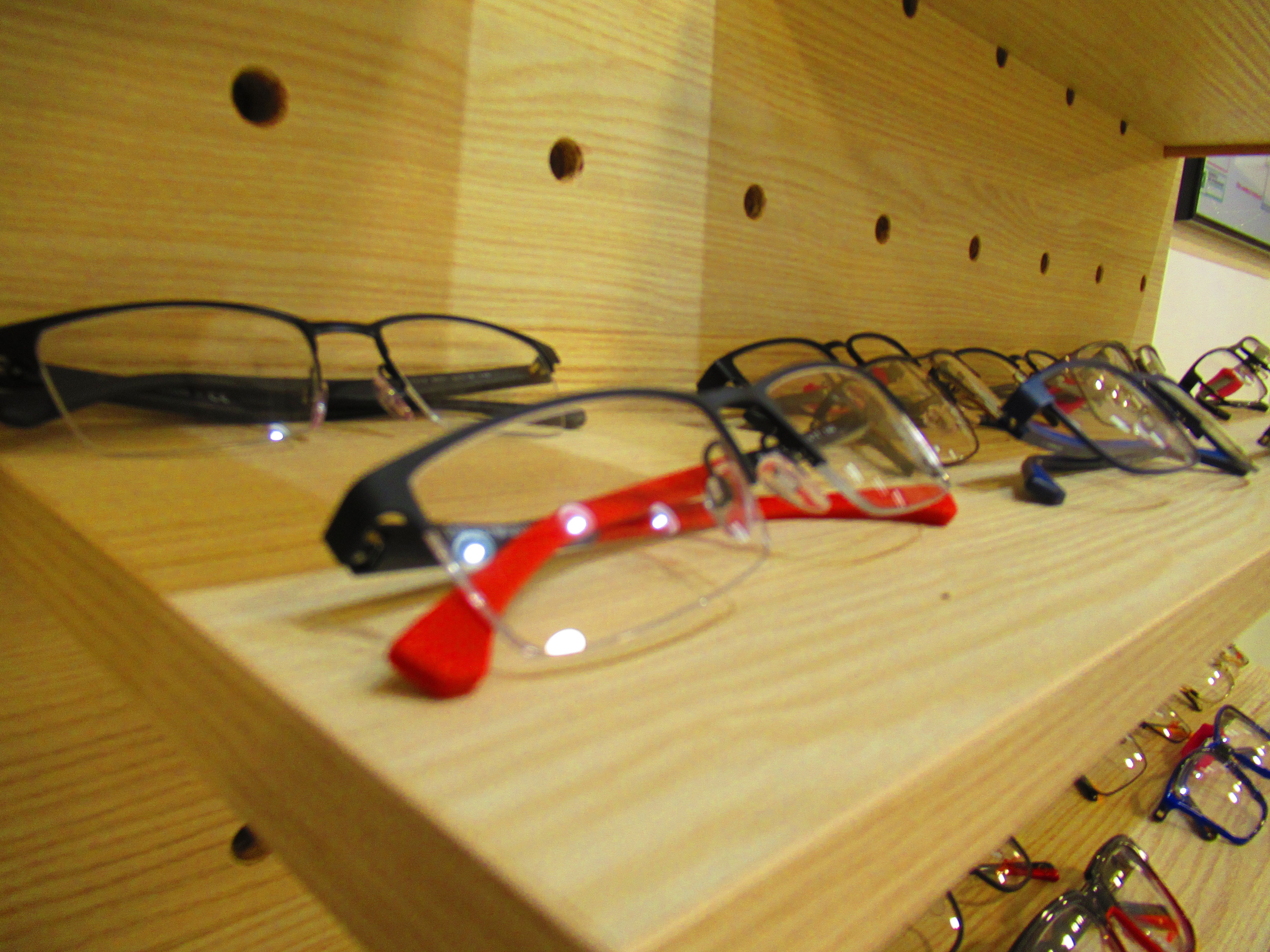 Etagères de lunettes chez opticien