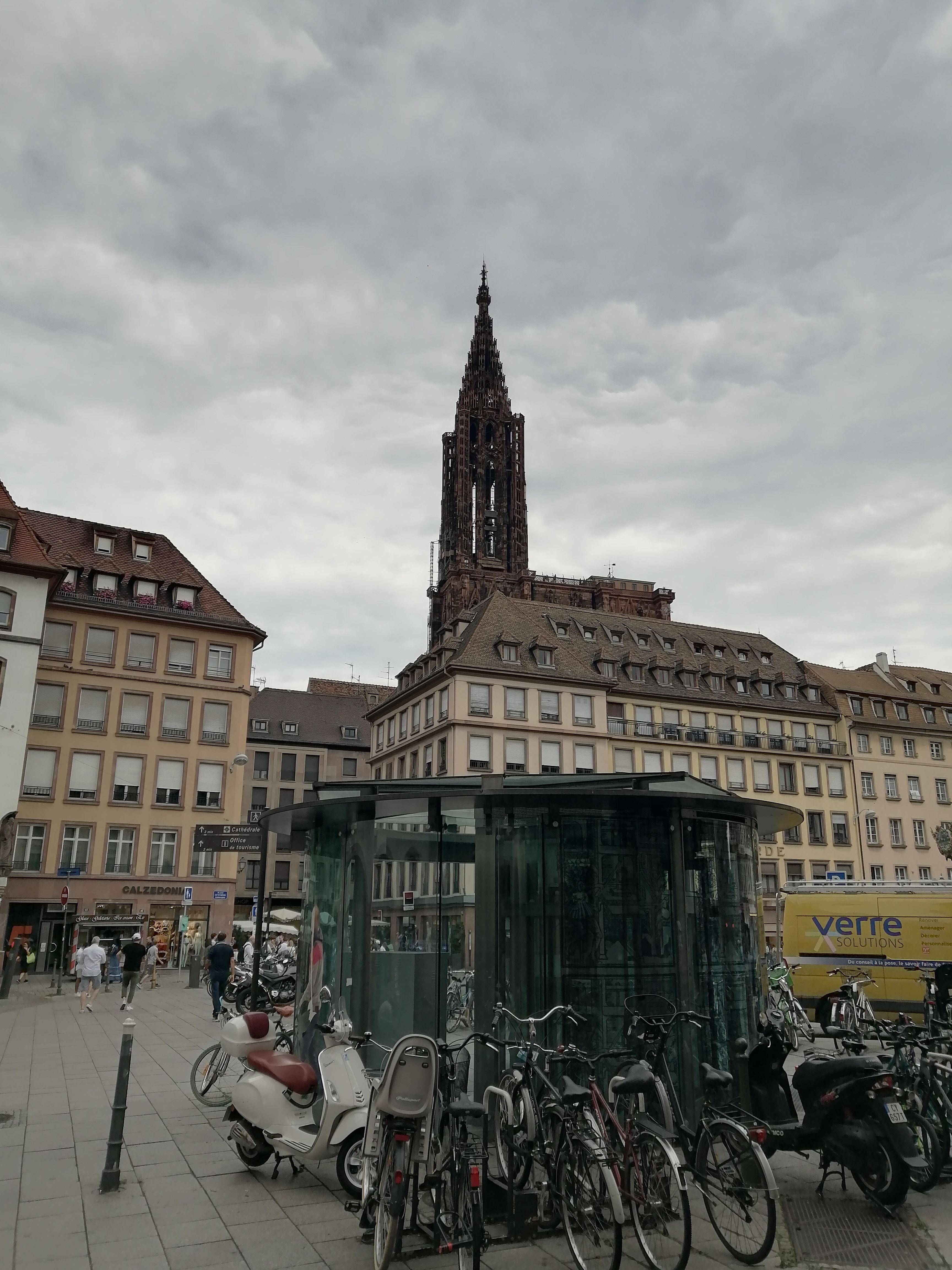 Cathédrale Notre-Dame de Strasbourg vue depuis la place Gutenberg