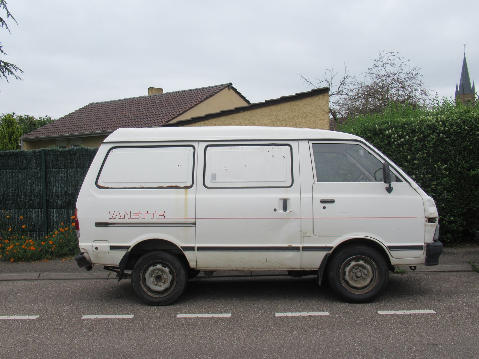 Nissan Vanette blanche