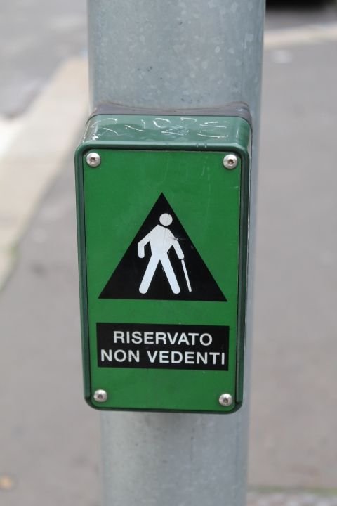 Panneau de signalisation italien indiquant une zone ou un dispositif réservé aux personnes non-voyantes, photo gratuite