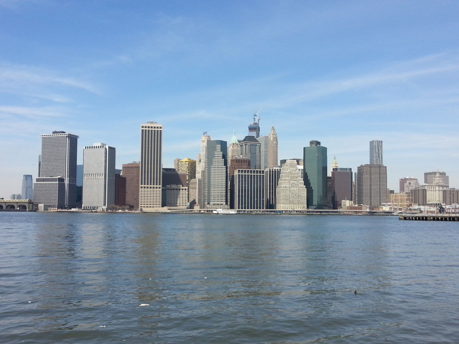 Gratte-ciels de Manhattan vus depuis la mer de Brooklyn à New-York