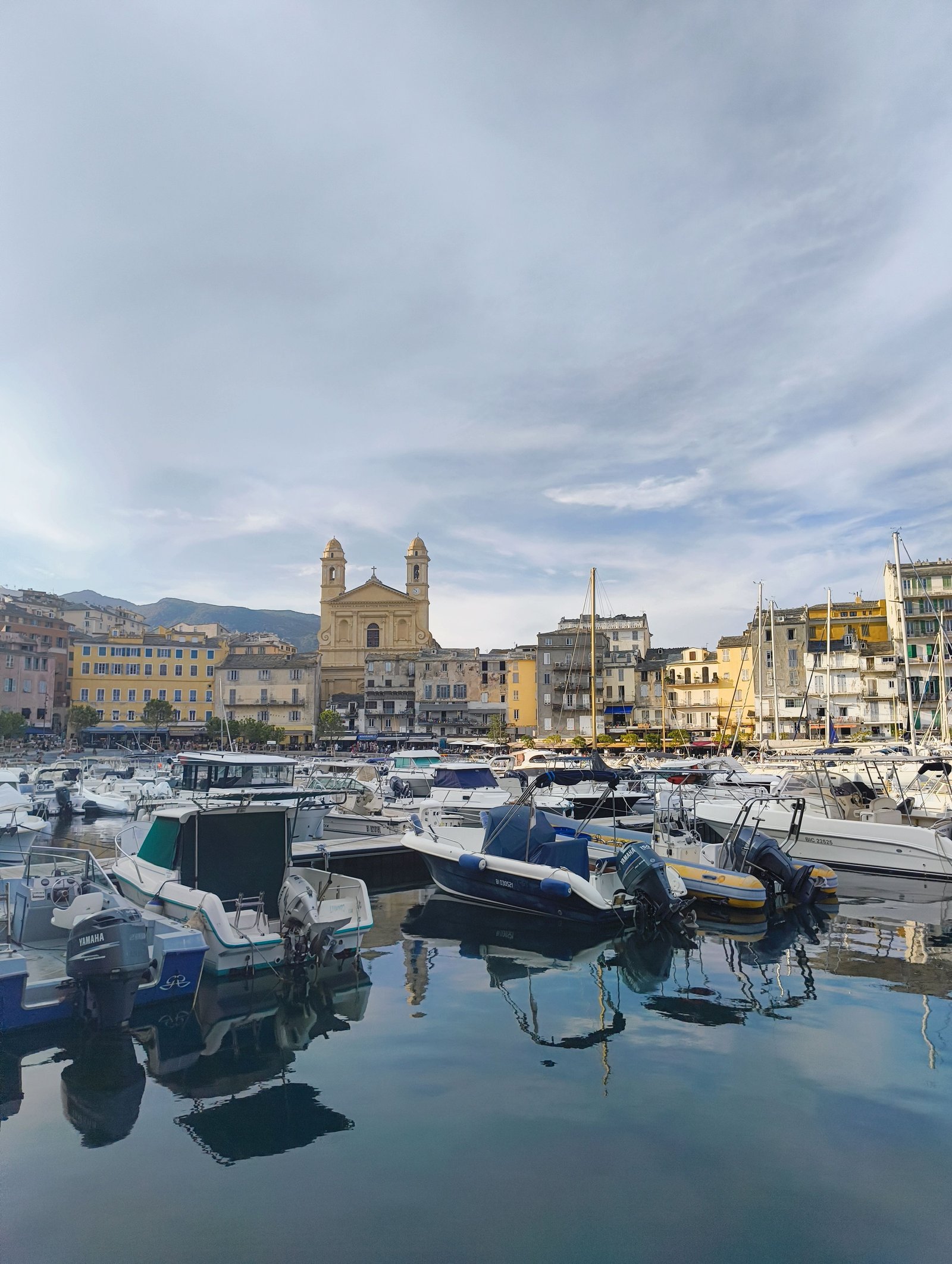 Des bateaux au port de Bastia, en Corse, photo gratuite