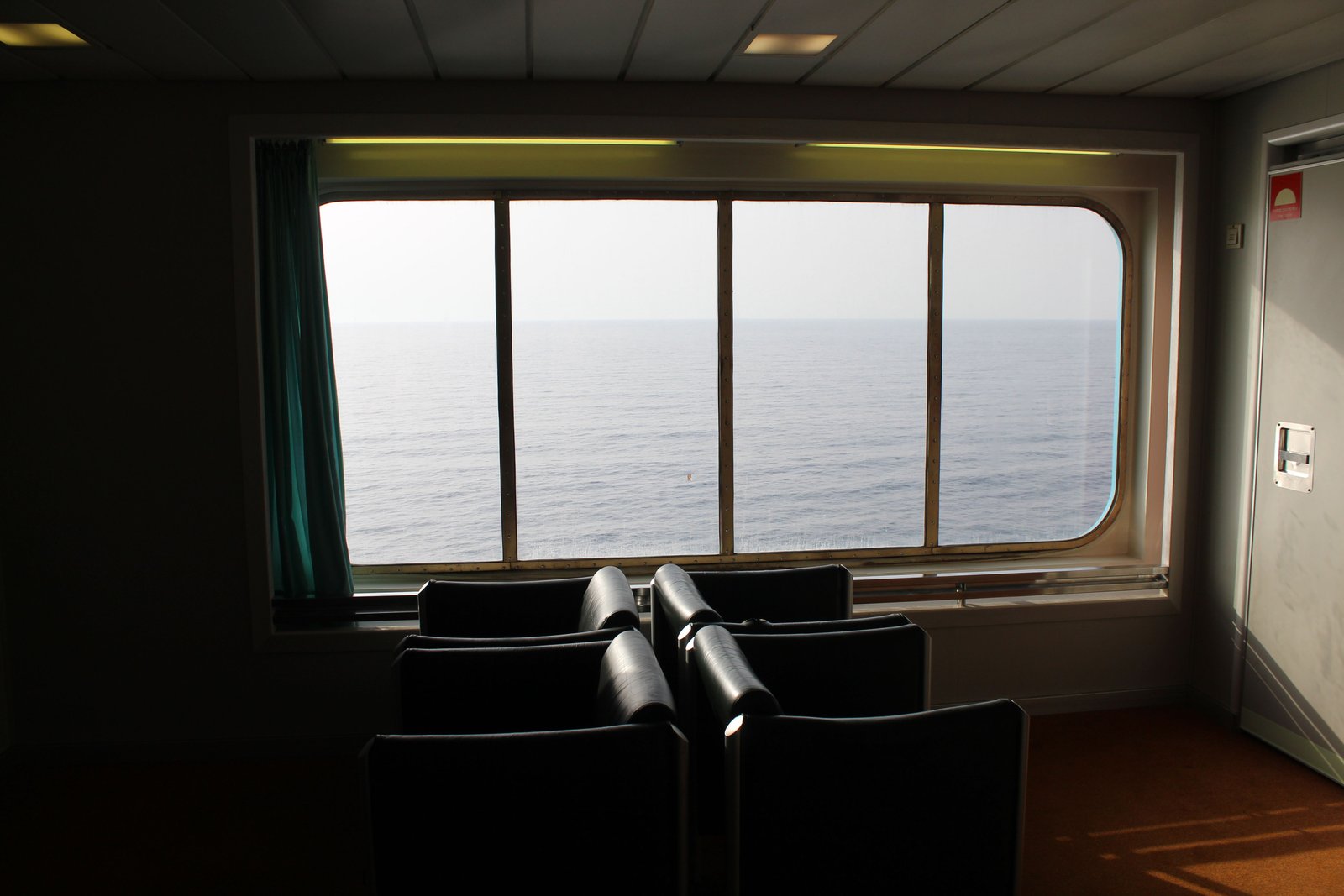 Un espace de repos à l'intérieur d'un bateau avec une vue sur la mer, photo gratuite