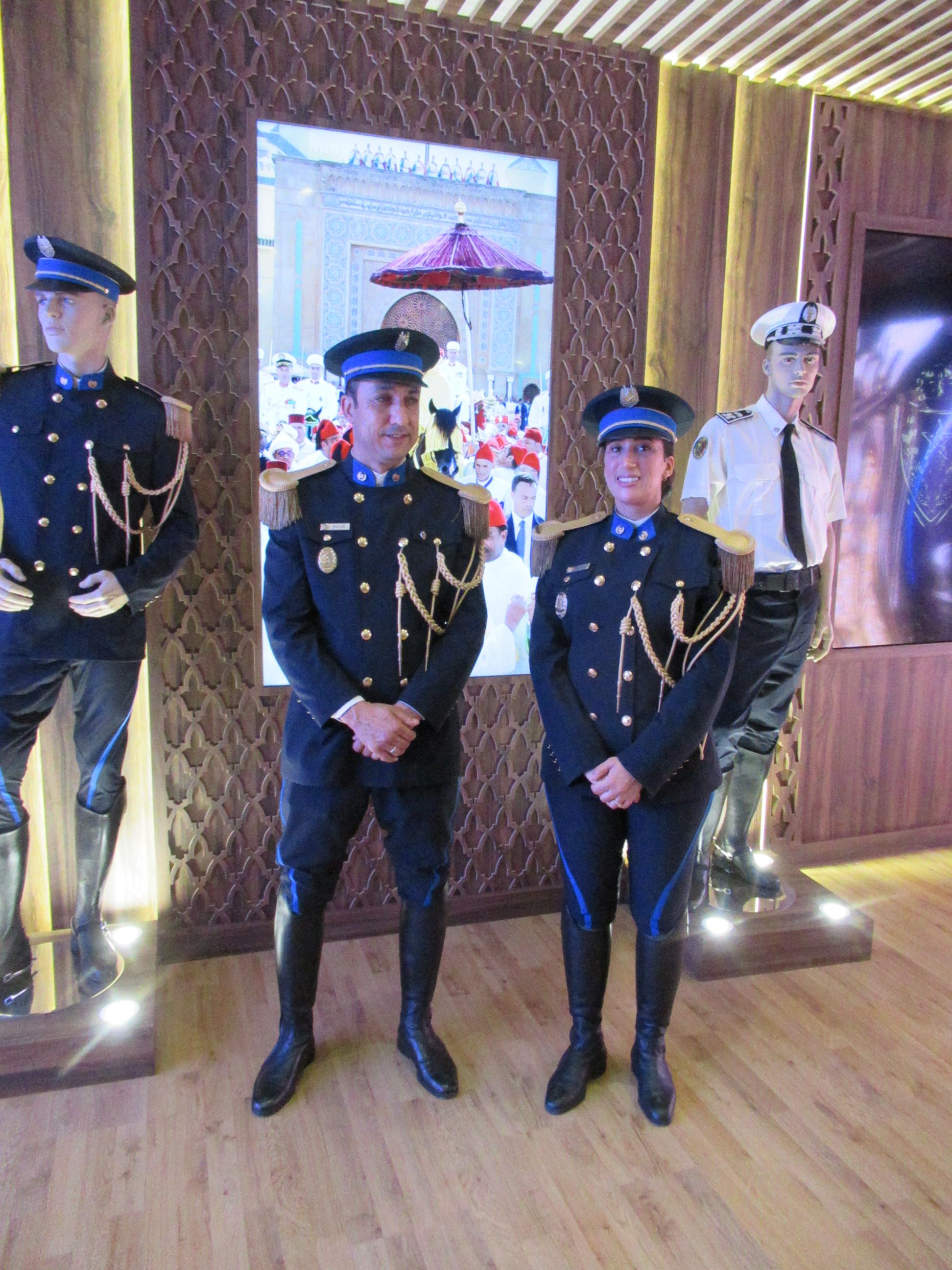 Hommes en uniformes d'officiers