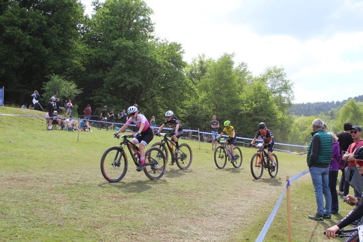 Des spectateurs observent la course de vélo photo gratuite