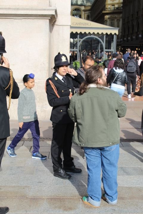 Un membre des Carabinieri, l'une des principales forces de l'ordre en Italie en discussion avec un citoyen, photo gratuite
