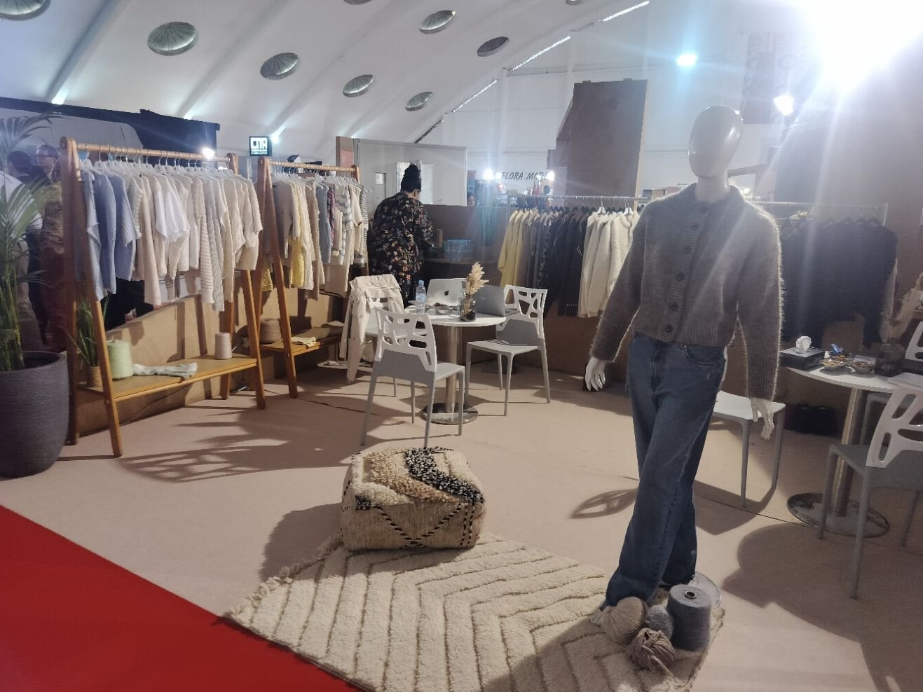 Un stand de mode et de design d'intérieur, photo gratuite