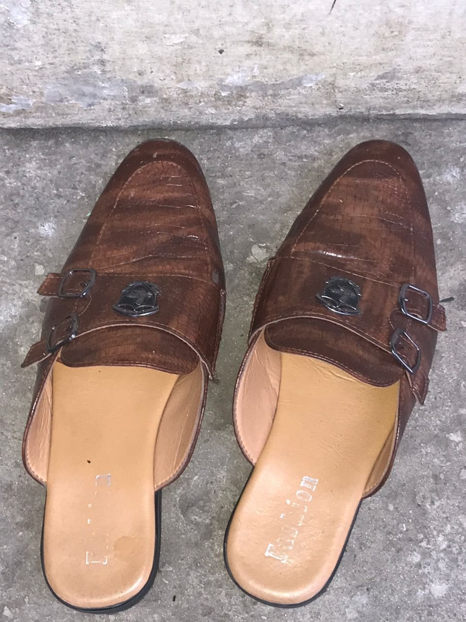 Chaussures marron en cuir motif crocodile photo gratuite