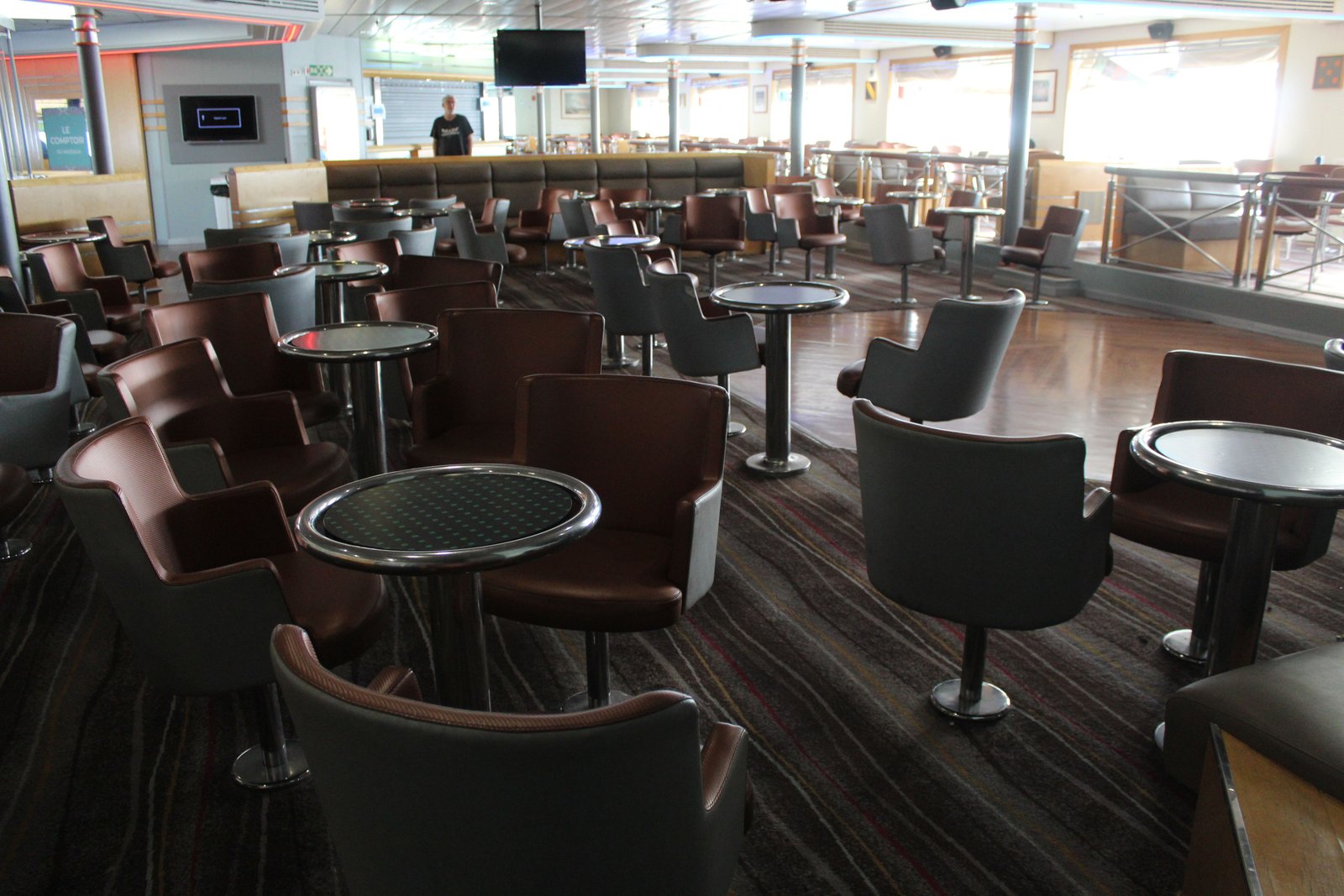 Un salon d'un bar d'un navire de croisière, photo gratuite