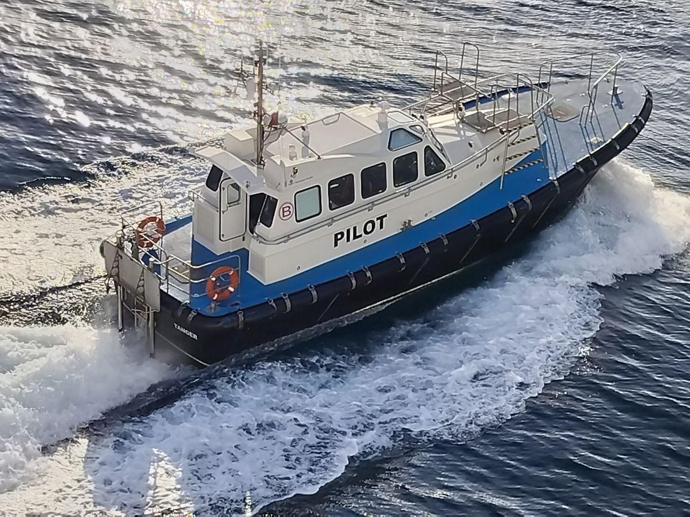 Un bateau pilote en déplacement, photo gratuite
