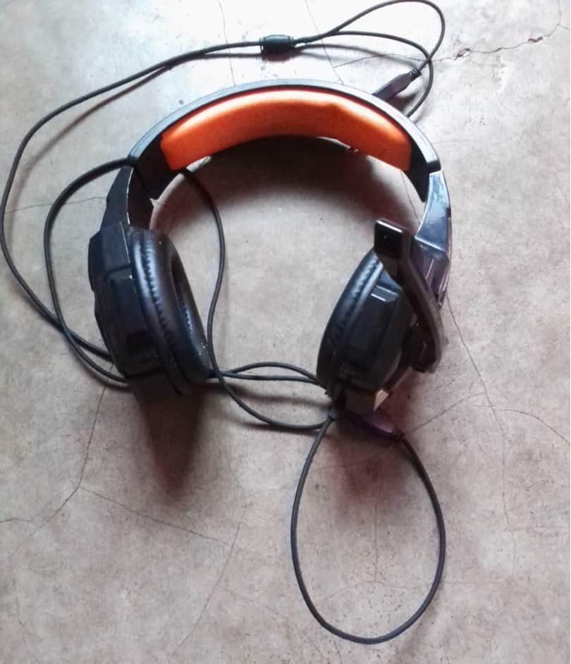 Headphones with microphone free photo