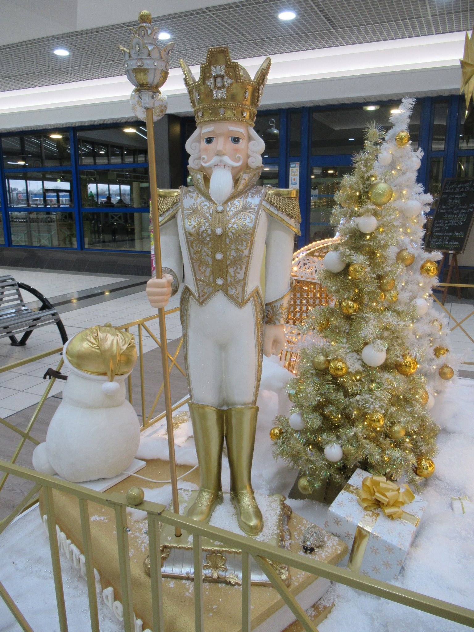 Une grande statue décorative d'un casse-noisette, photo gratuite