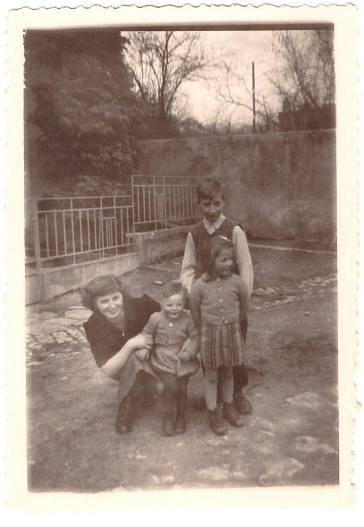 Photo de famille en noir et blanc d'une mère et trois enfants image gratuite