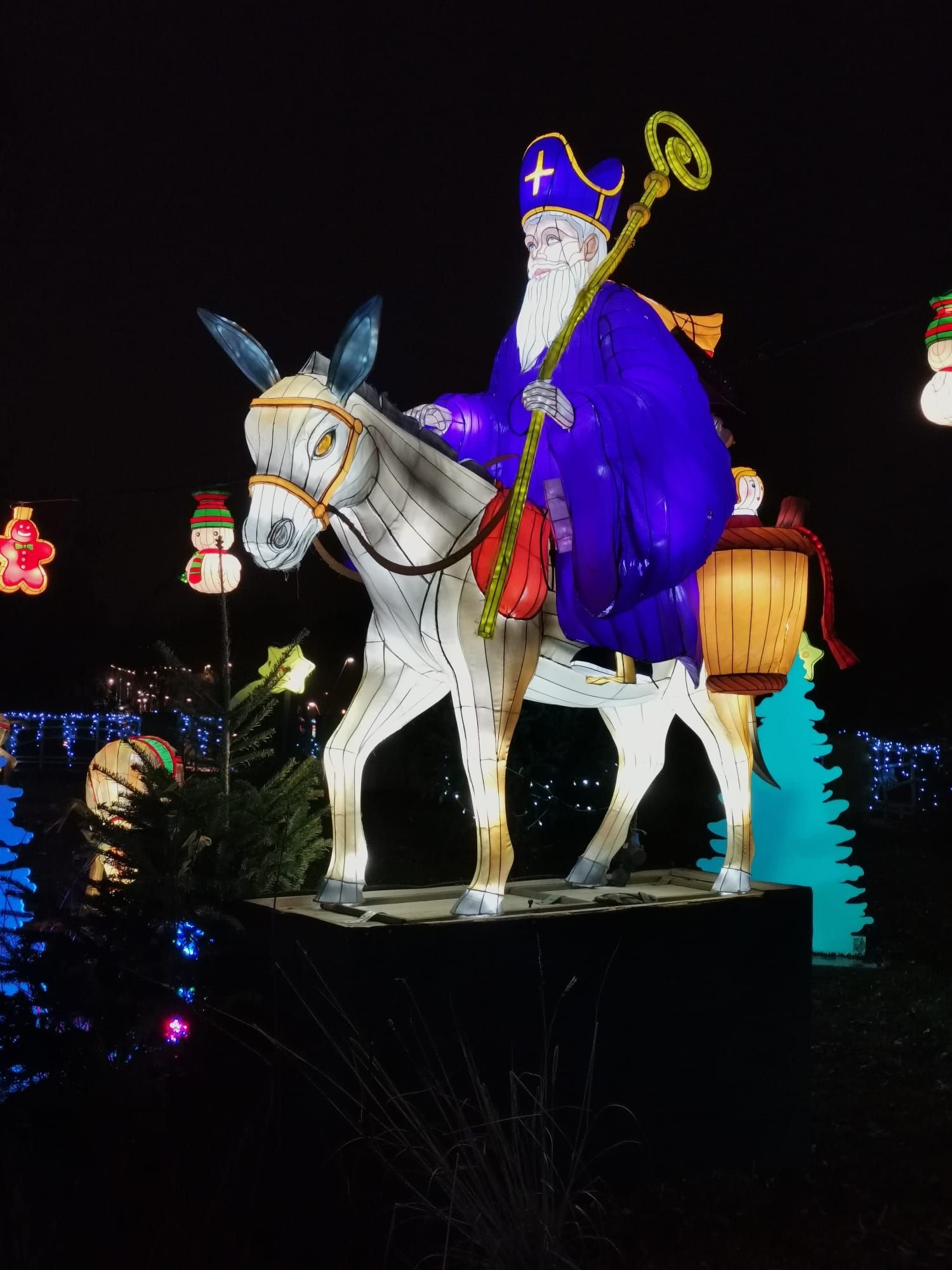 Saint Nicolas sur son âne au sentier des lanternes à Metz Moselle