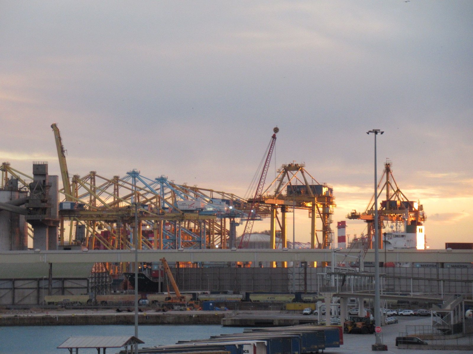 Rangée de grandes grues portuaires dans le port de Barcelone, porte-conteneurs photo gratuite