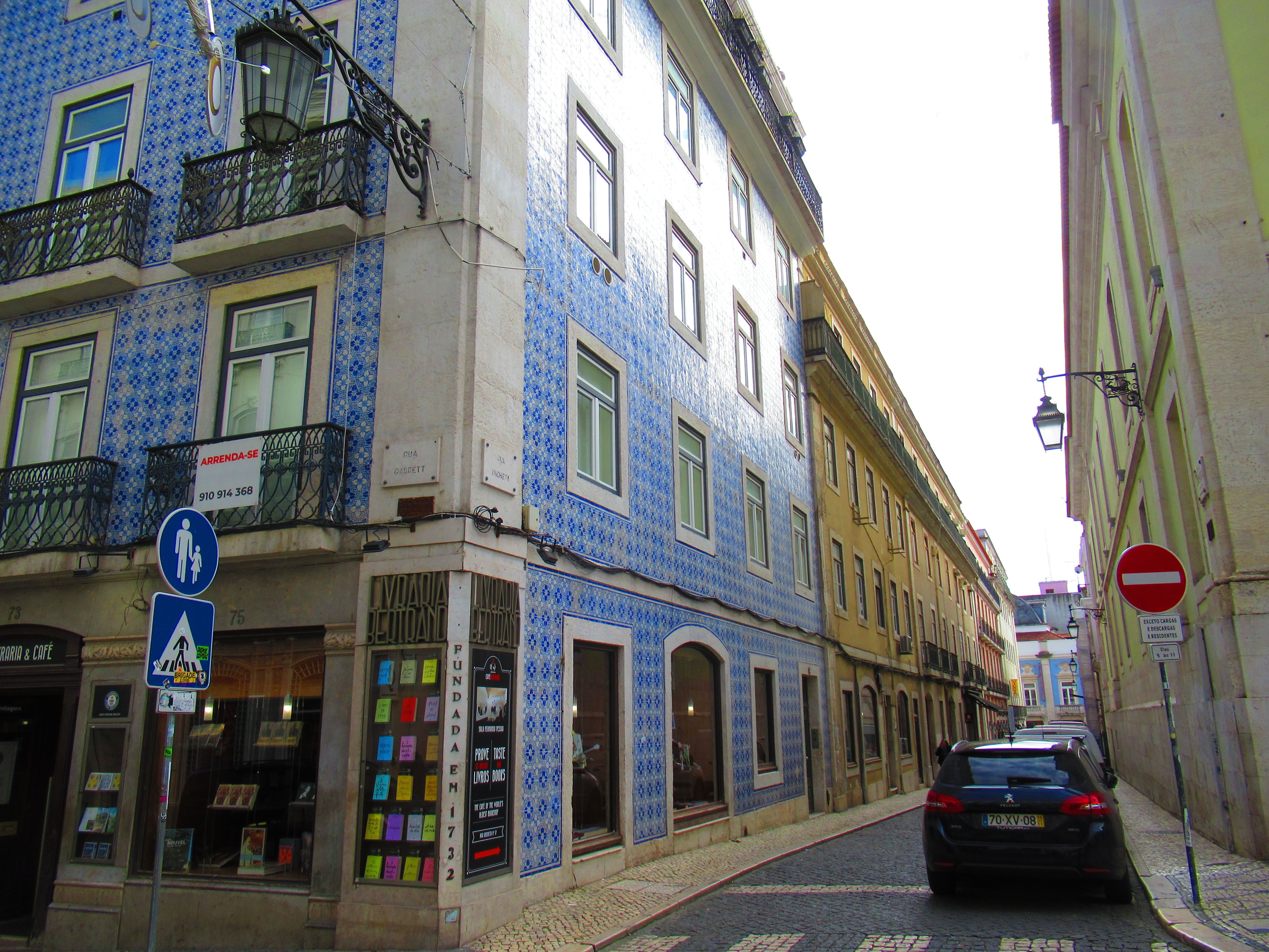 Immeuble façade d angle bleue azulejos lisbonne