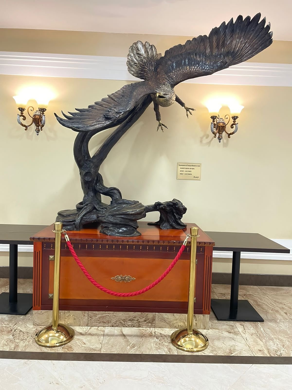 Sculpture d'animaux en bronze dans un musée d'art photo gratuite