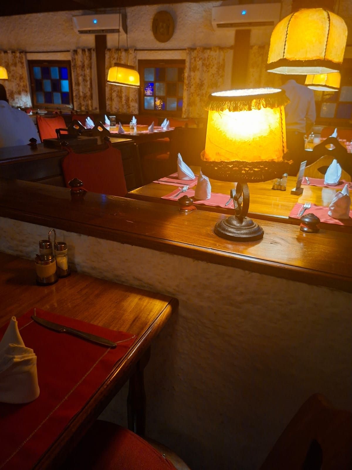 L'intérieur d'un restaurant à Lomé, une lampe de table, photo gratuite