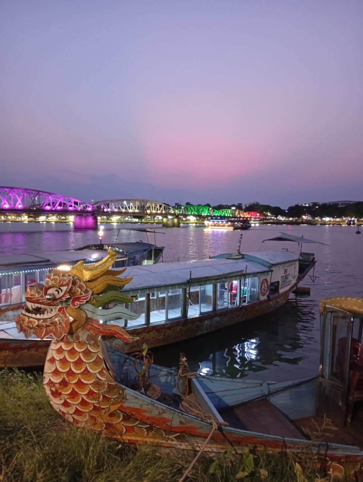 Bateaux-dragons traditionnels amarrés sur la rivière des Parfums à Hué, au Vietnam, photo gratuite