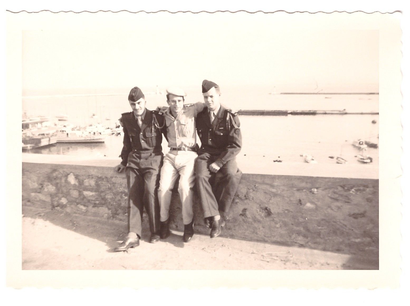 Trois officiers sur le port de Bône en 1960 en Algérie photo ancienne gratuite