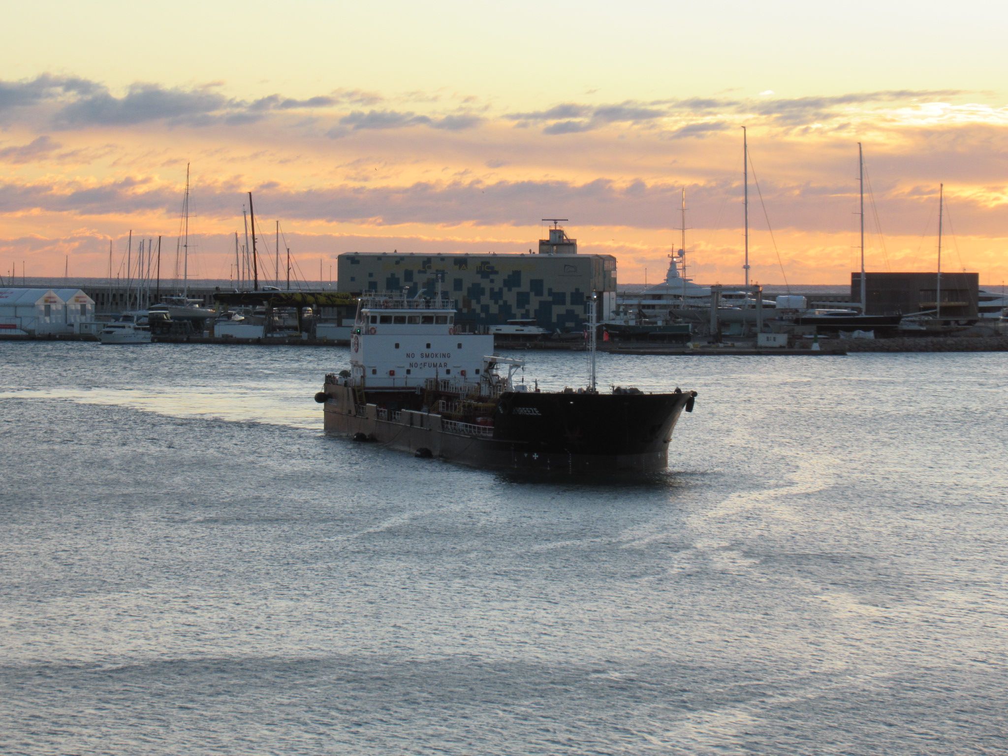 Départ du cargo au port photo gratuite