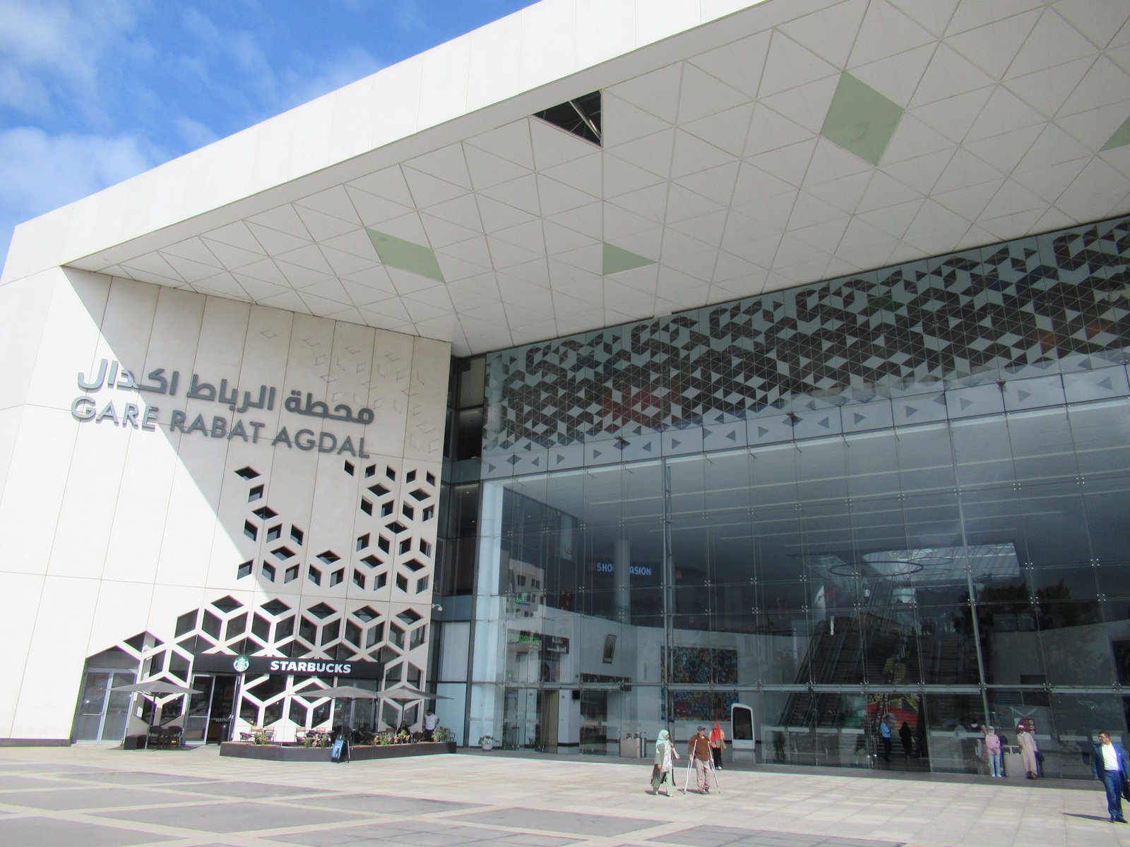 Gros plan sur l'entrée de la gare de Rabat-Agdal au Maroc photo gratuite - Nahaufnahme des Eingangs zum Bahnhof Rabat-Agdal in Marokko, kostenloses Foto
