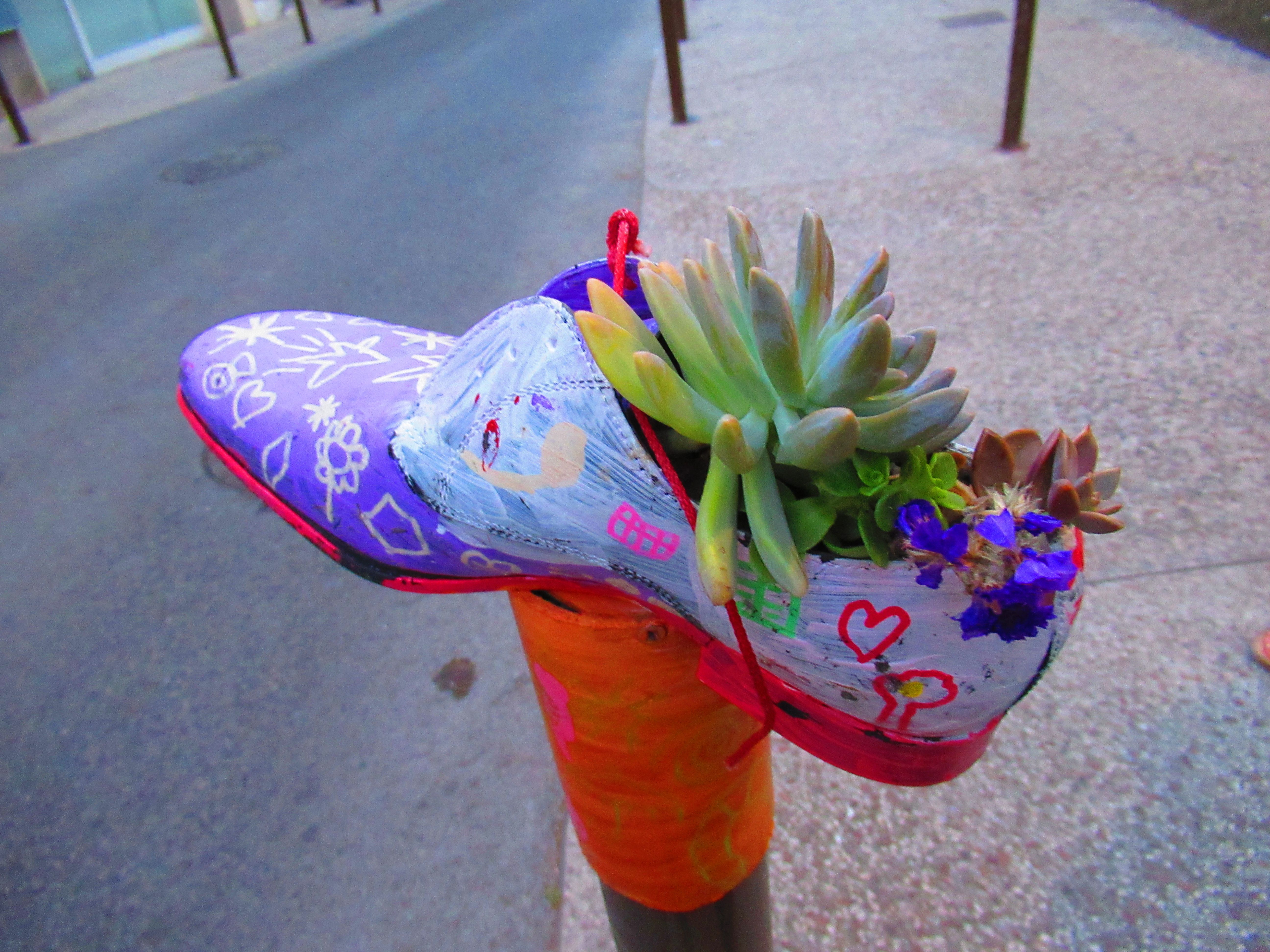 Chaussure de ville street art avec plante