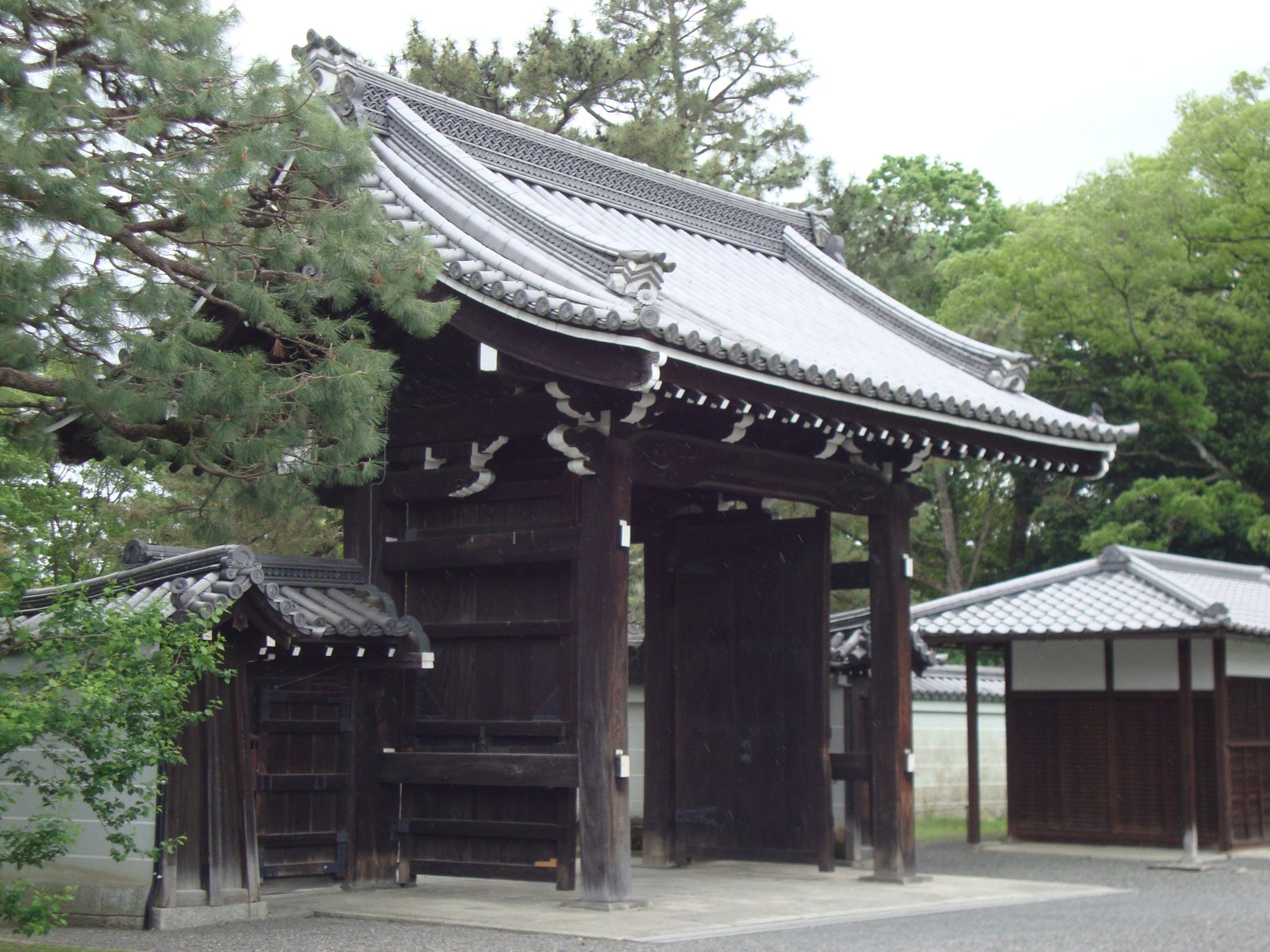 Porte d'accès au Palais impérial de Kyoto au Japon en Asie photo gratuite