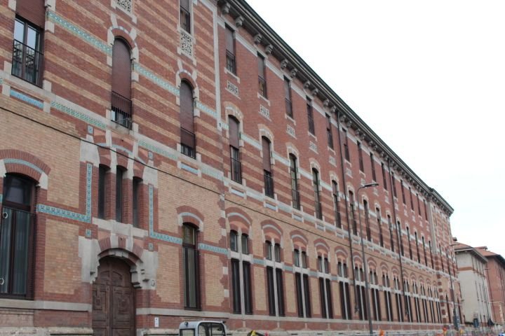 Façade d'un bâtiment dans la ville de Milan Lombardie en Italie photo gratuite