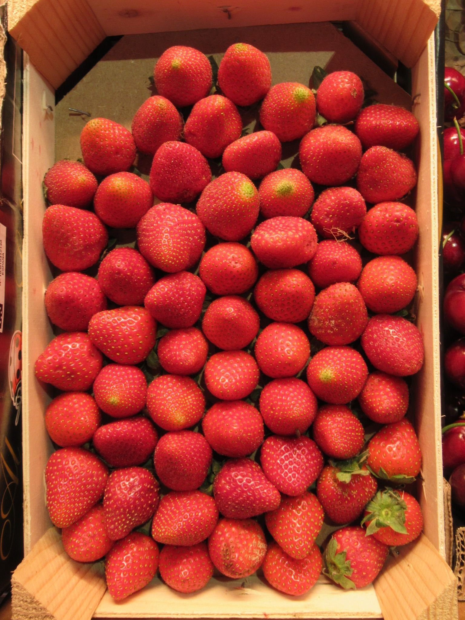 Une caisse en bois remplie de fraises, photo gratuite