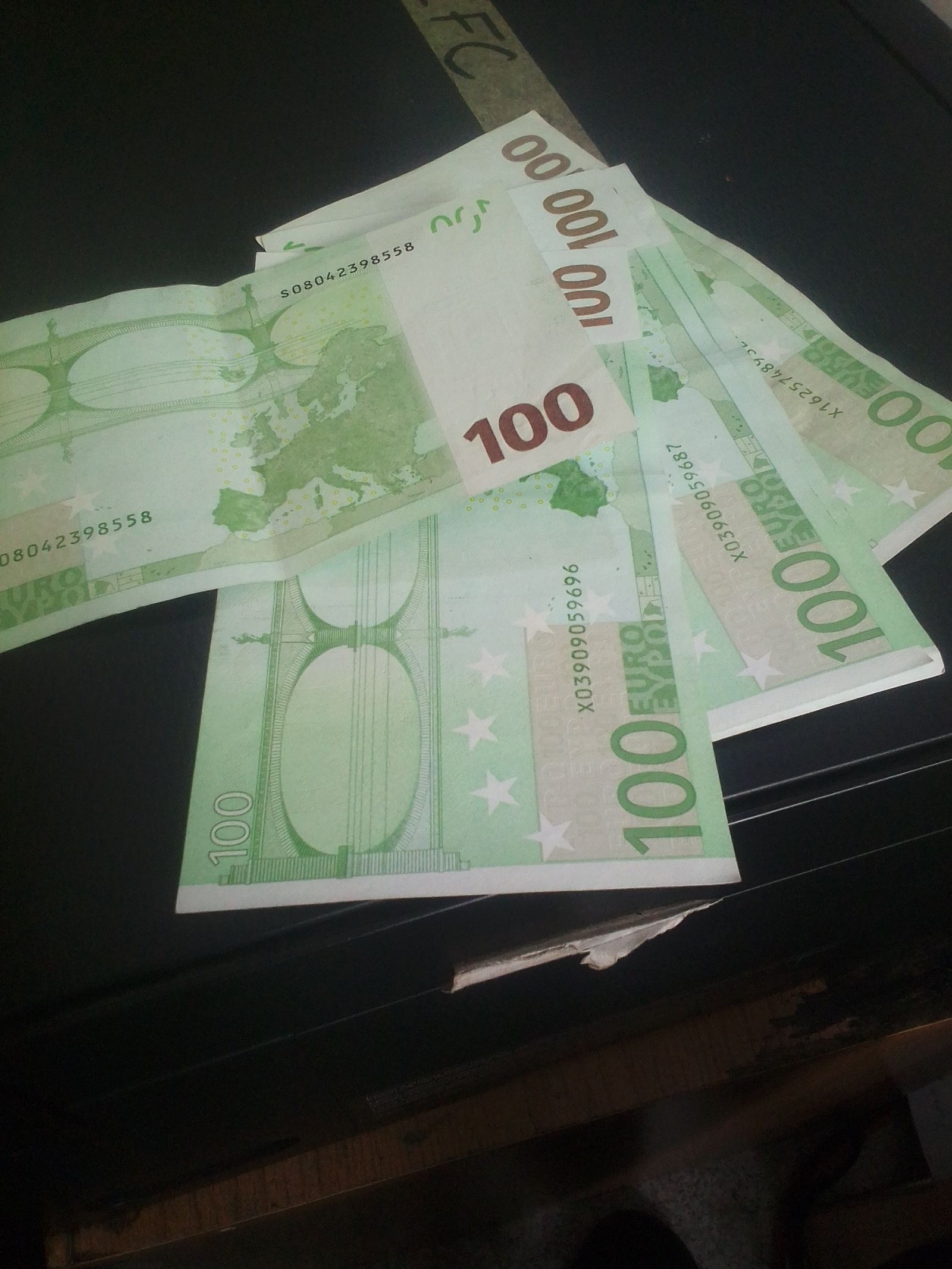 Des billets de banque de 100 euros photo gratuite